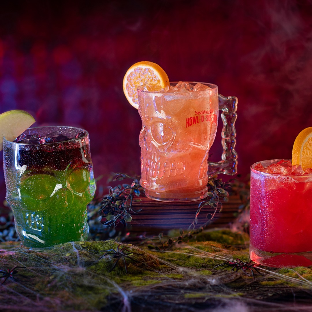 Drinks temáticos servidos em copos de caveira durante o Howl-O-Scream no SeaWorld Orlando, experiência gastronômica especial do evento de Halloween 2026.