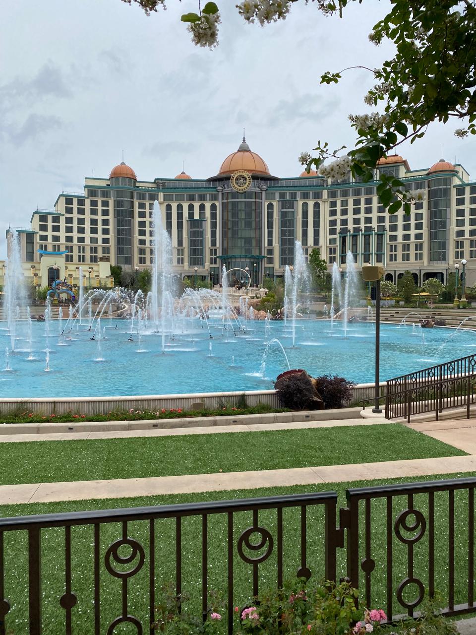 Universal Helios Grand Hotel no Universal Orlando Resort em Orlando, hotel de luxo próximo ao Epic Universe com lago, fontes e hospedagem premium para viagem aos parques da Universal.