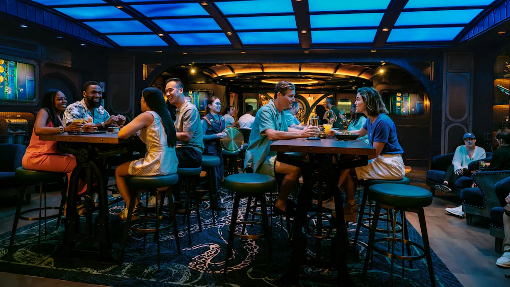 Interior do Periscope Pub a bordo do Disney Treasure