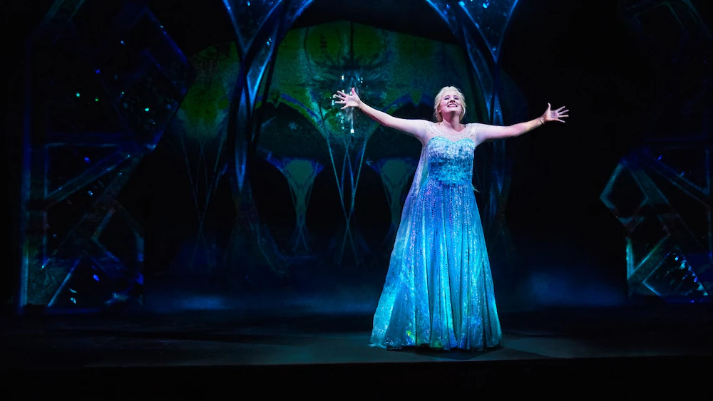 Elsa durante o espetáculo Frozen, A Musical Spectacular no Disney Wonder
