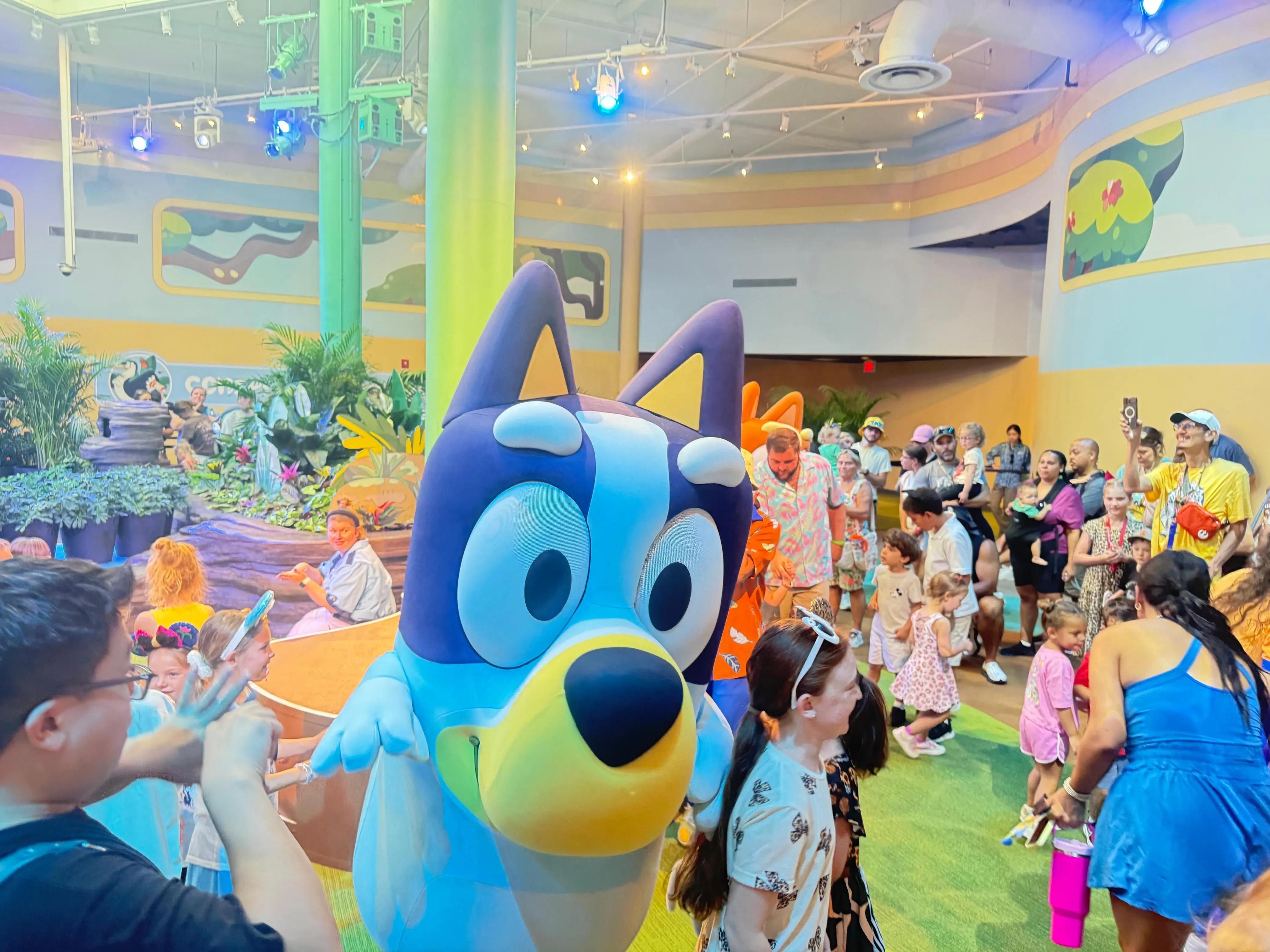 Bluey durante a experiência Bluey’s Wild World no Disney’s Animal Kingdom