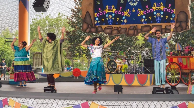 Apresentação ¡Celebración Encanto! com Mirabel e dançarinos no EPCOT