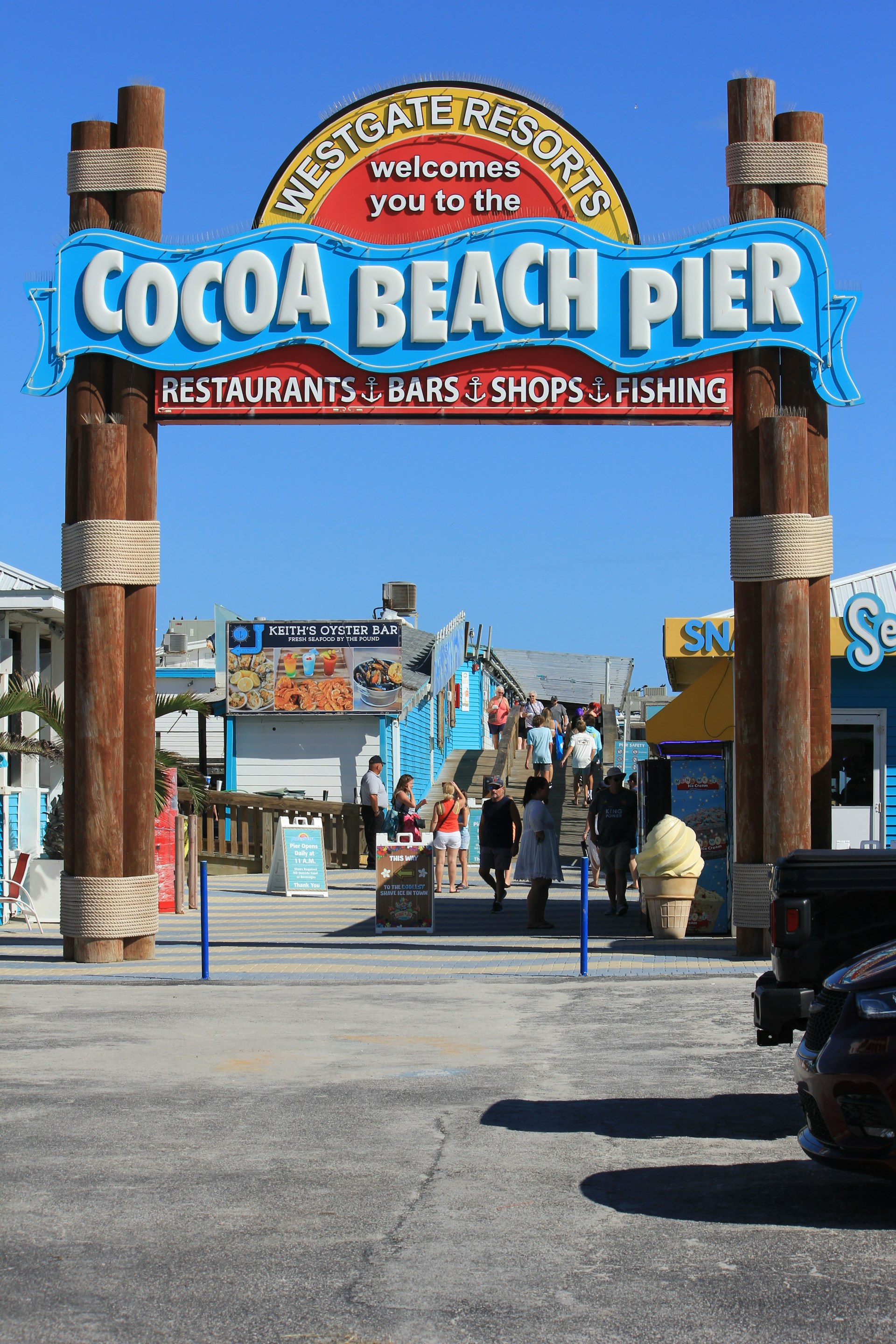 Cocoa Beach Pier na Flórida, praia próxima de Orlando ideal para bate volta durante a viagem