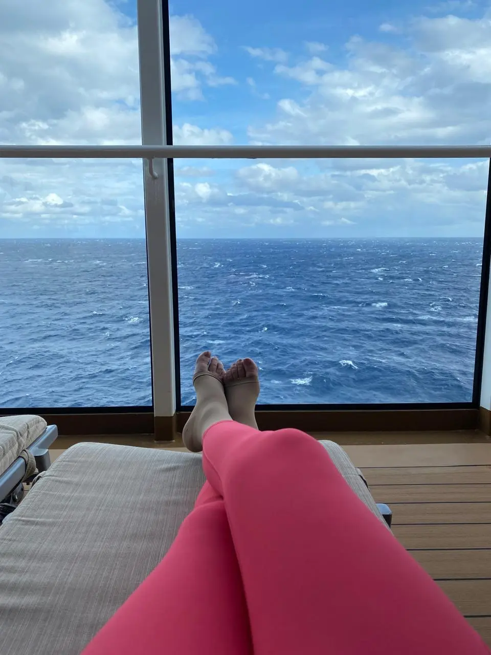 Momento de descanso a bordo de um cruzeiro Disney com vista para o mar