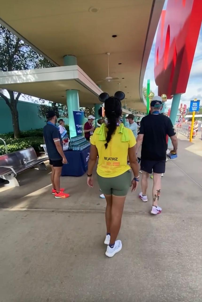 Corredora retornando da corrida Disney pela área dos hotéis Disney Resort após concluir uma prova da runDisney no Walt Disney World