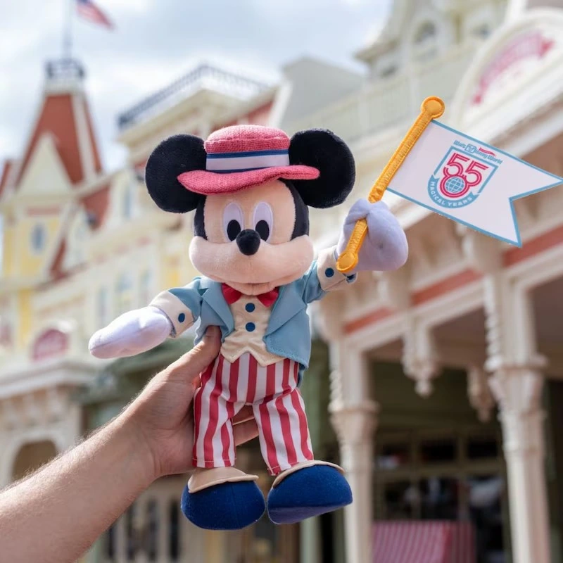 Mickey Mouse com bandeira comemorativa dos 55 anos de Walt Disney World no Magic Kingdom