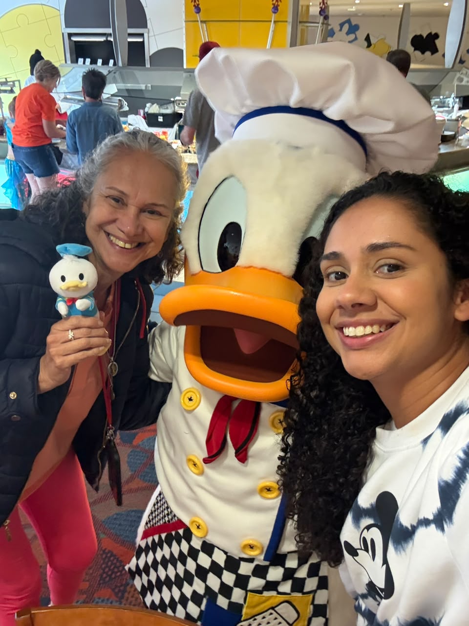 Beatriz e Regina da Talla Turismo com Donald Duck no Chef Mickey’s, uma das refeições com personagens mais populares da Disney World