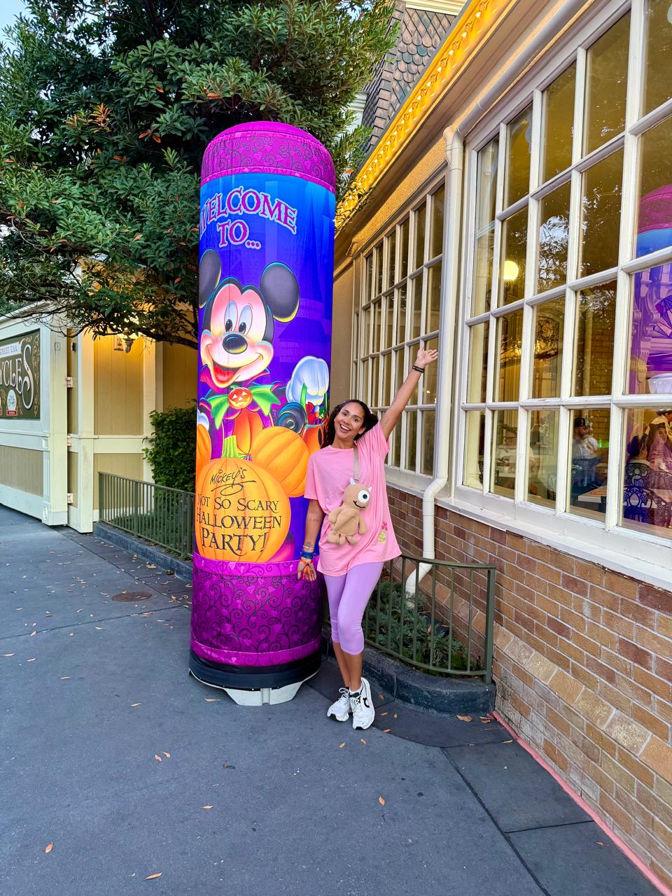 Beatriz, da Talla Turismo, posando ao lado da decoração oficial da Mickey’s Not-So-Scary Halloween Party no Magic Kingdom durante o Halloween da Disney em Orlando.