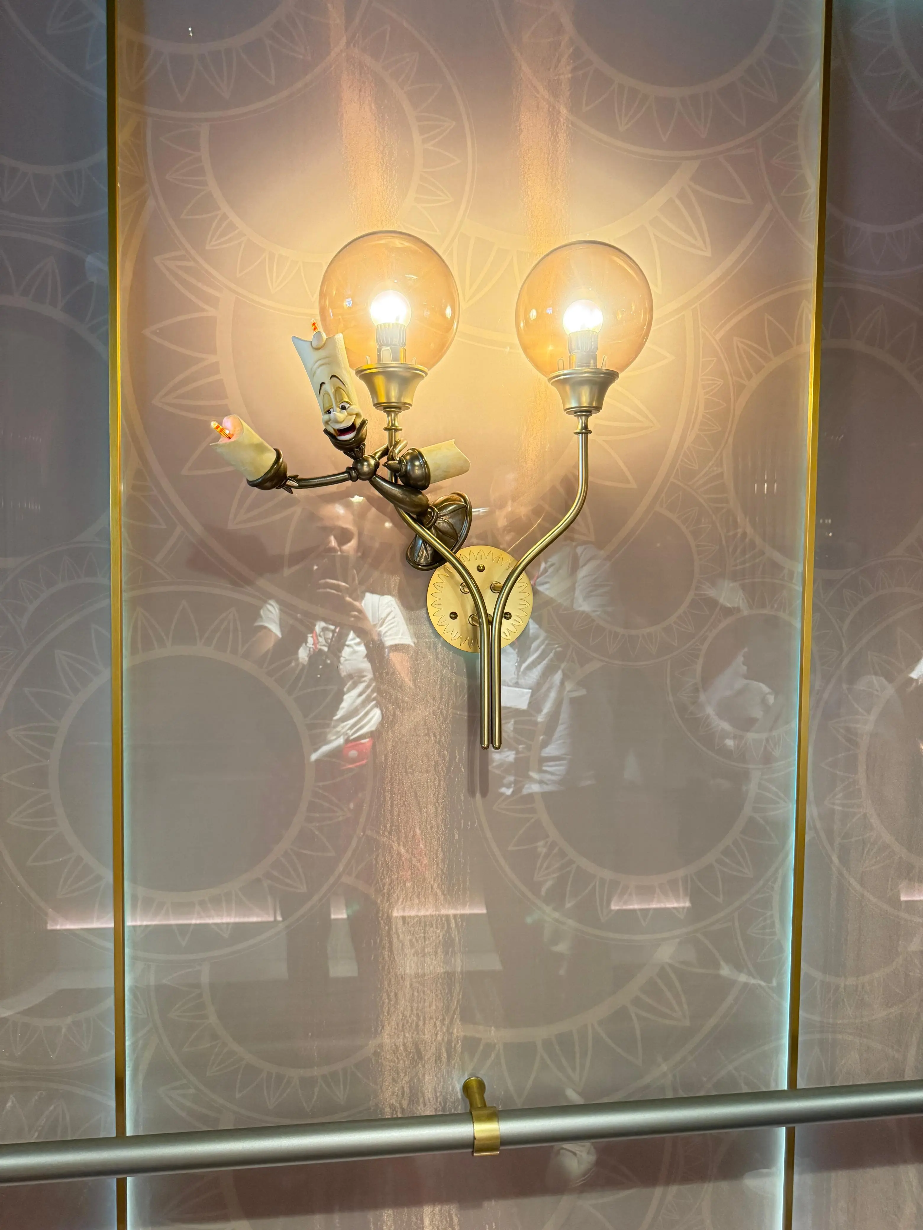 Detalhe de Lumière na entrada do restaurante Enchanté by Chef Arnaud Lallement no Disney Wish