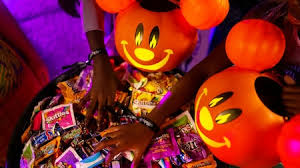 Crianças pegando doces durante a Mickey’s Not-So-Scary Halloween Party no Magic Kingdom, evento de Halloween da Disney em Orlando