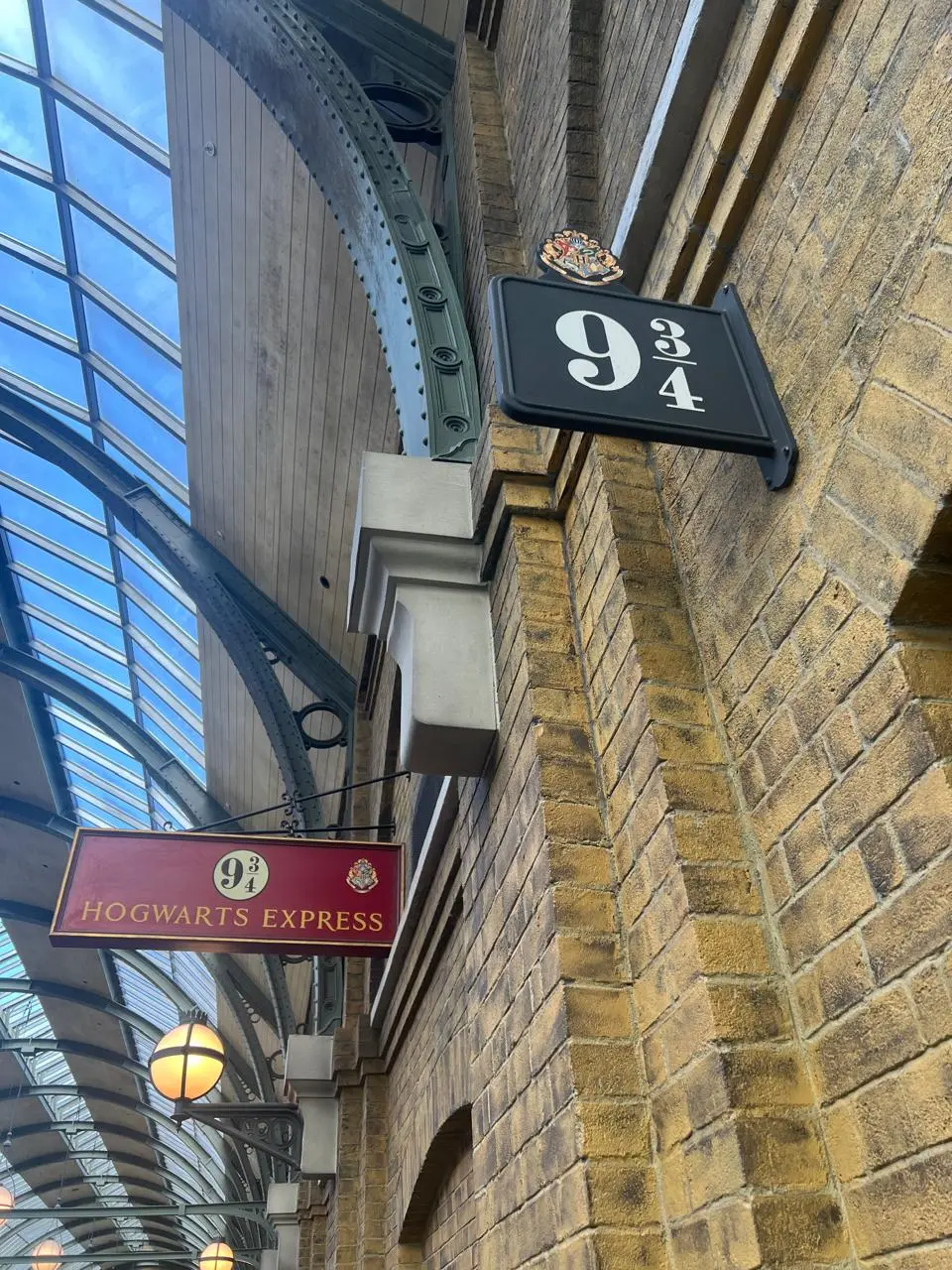 Placa da Plataforma 9¾ e do Hogwarts Express na King’s Cross Station no Universal Studios Florida em Orlando