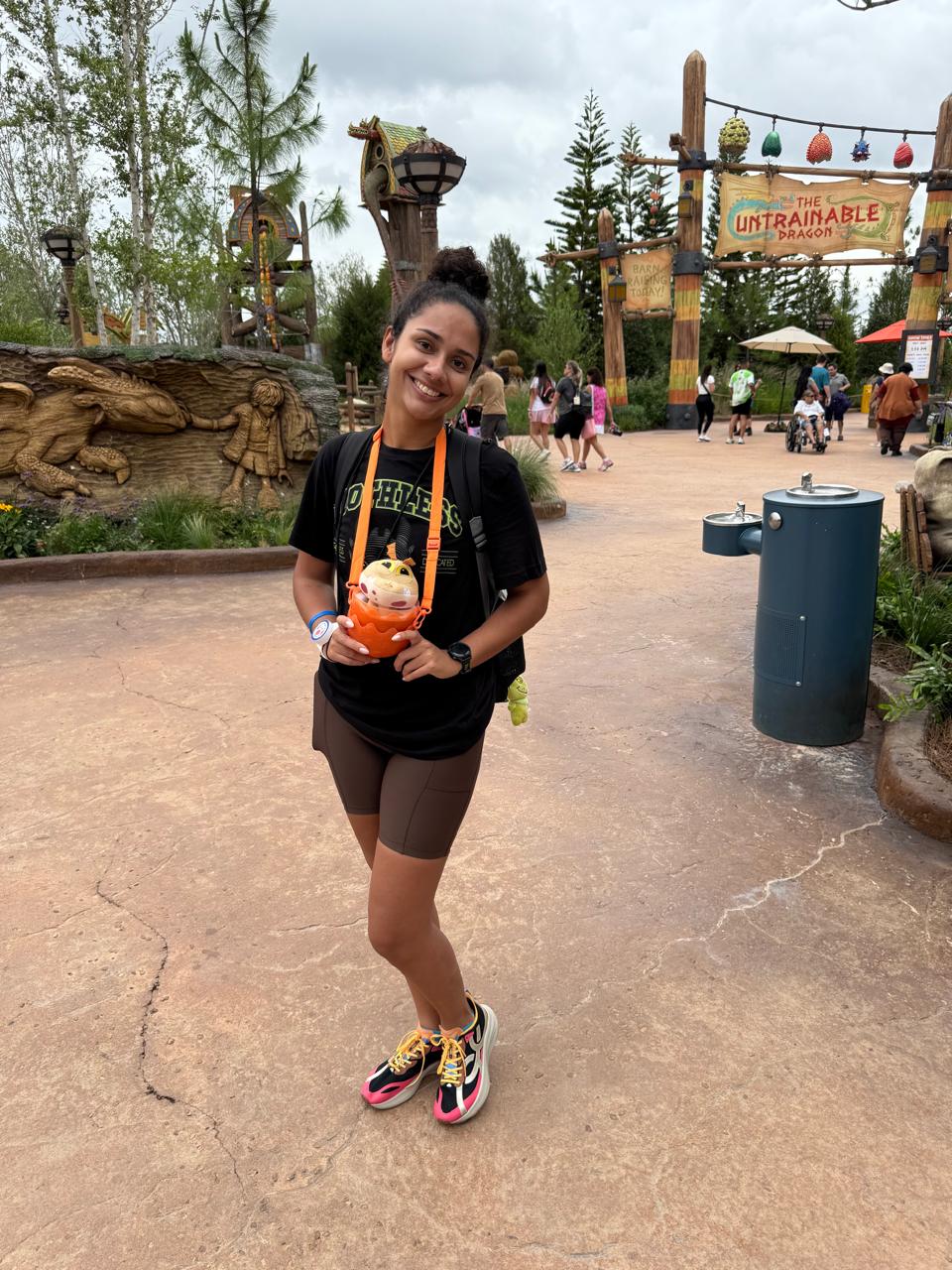 Beatriz da Talla Turismo na área Isle of Berk do Epic Universe inspirada em Como Treinar o Seu Dragão na Universal Orlando