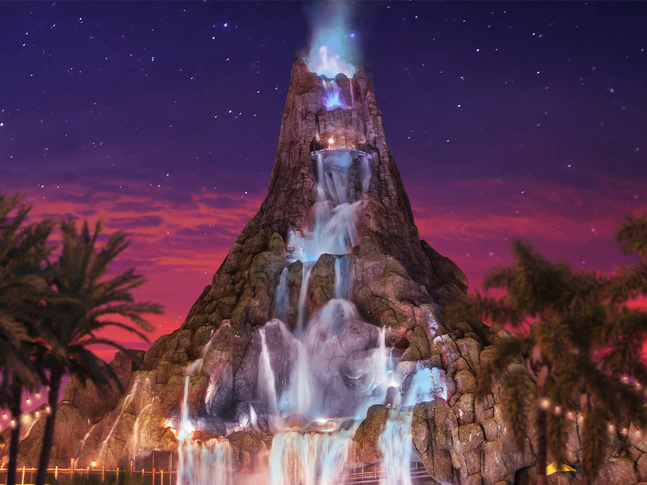 Vulcão Krakatau iluminado durante o Volcano Bay Nights no parque aquático Universal Volcano Bay, em Orlando