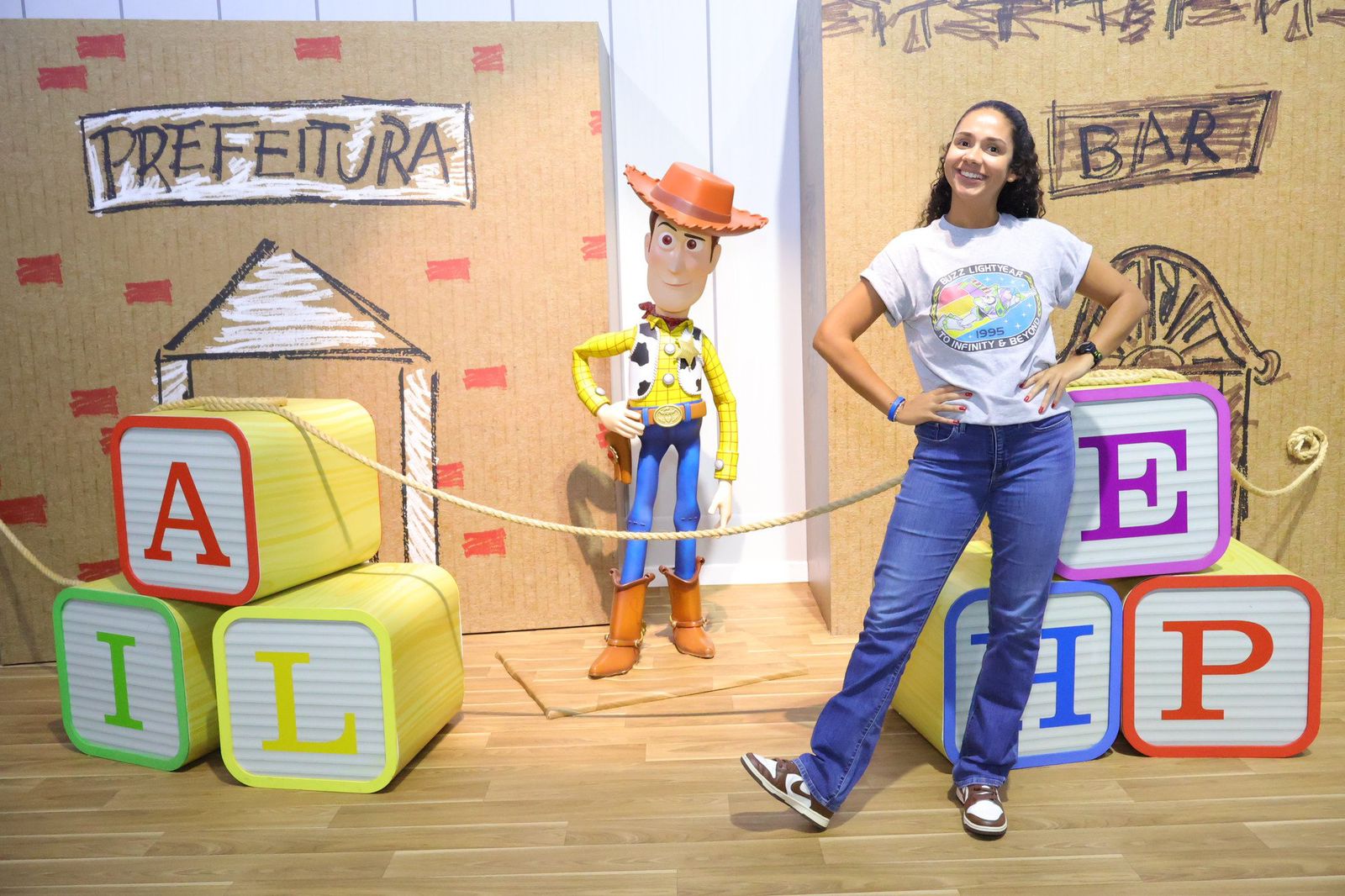 Cenário de Toy Story no Mundo Pixar 2026 com personagem Woody e blocos coloridos em ambiente imersivo no Rio de Janeiro
