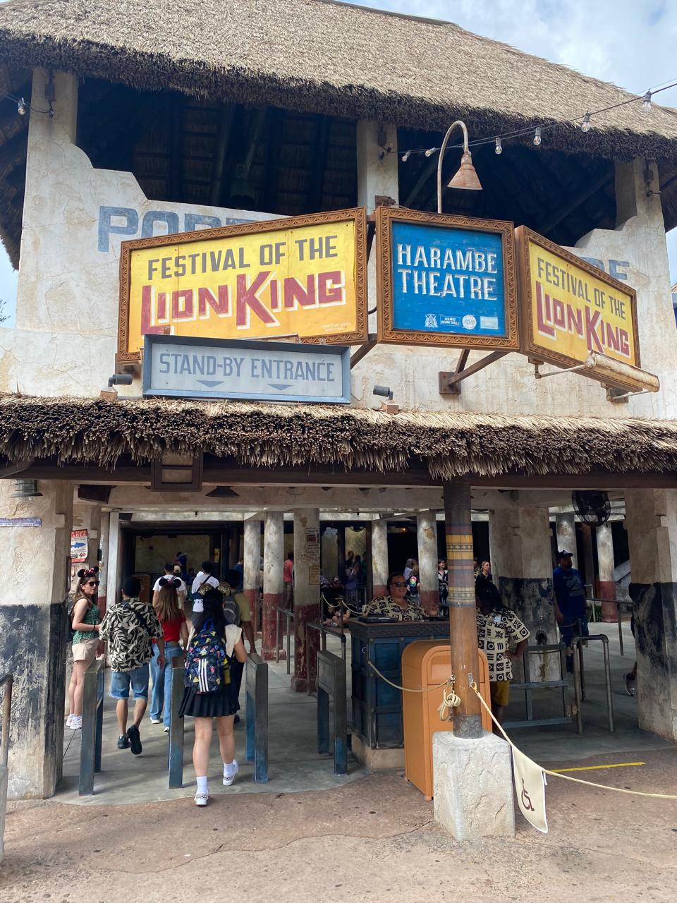 Entrada do Harambe Theatre, palco do show Festival of the Lion King no Disney's Animal Kingdom, Orlando