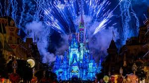 Fogos e projeções no Castelo da Cinderella durante o Disney’s Not-So-Spooky Spectacular na festa de Halloween do Magic Kingdom em Orlando.