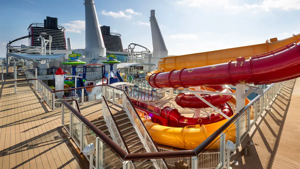 Tobogãs aquáticos no deck do Disney Adventure