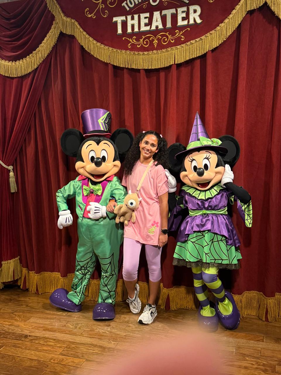 Beatriz, da Talla Turismo, ao lado de Mickey e Minnie com fantasias de Halloween durante a Mickey’s Not-So-Scary Halloween Party no Magic Kingdom em Orlando.