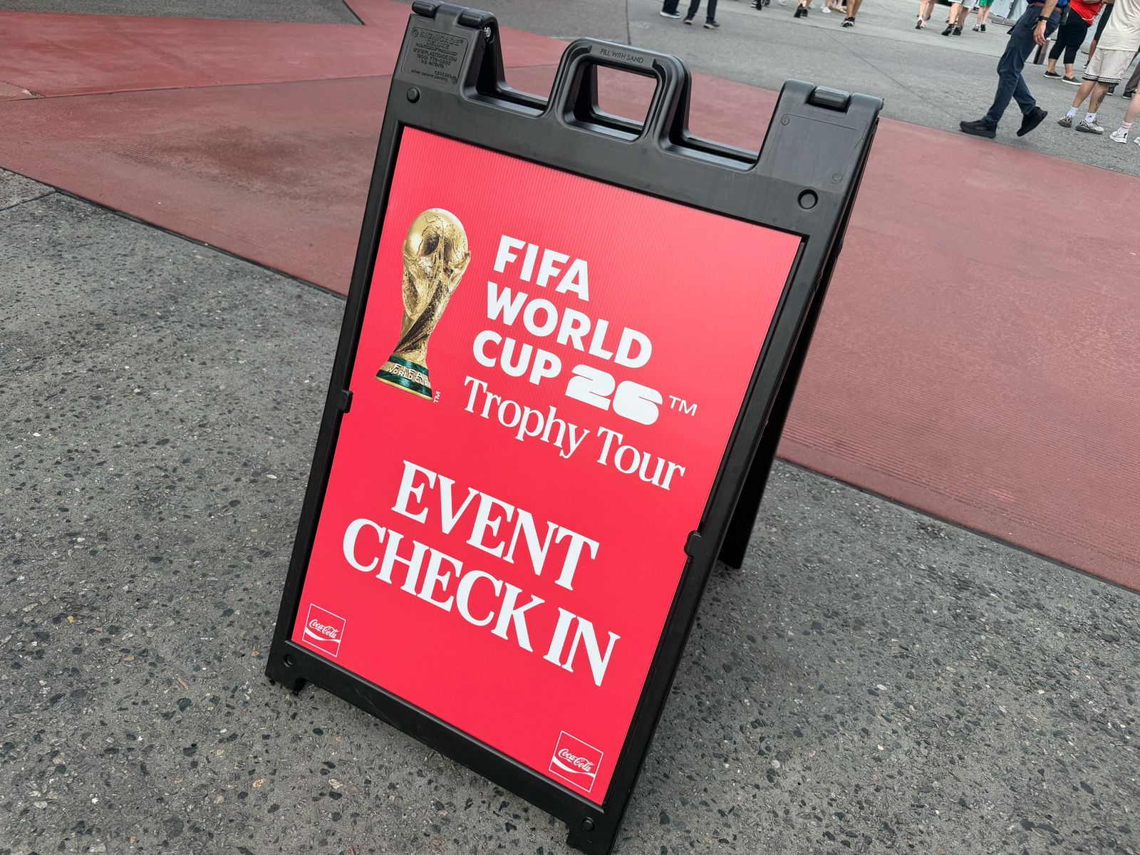 Placa oficial do FIFA World Cup 26 Trophy Tour no Universal CityWalk Orlando indicando entrada do evento de exibição do troféu da Copa do Mundo FIFA 2026.