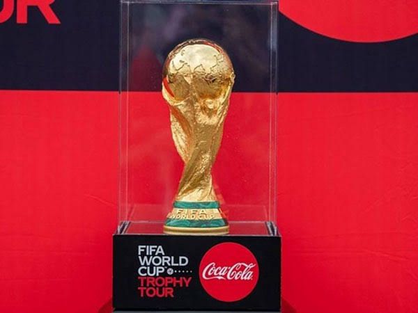 Troféu oficial da Copa do Mundo FIFA 2026 em exposição no FIFA World Cup Trophy Tour realizado no Universal CityWalk Orlando