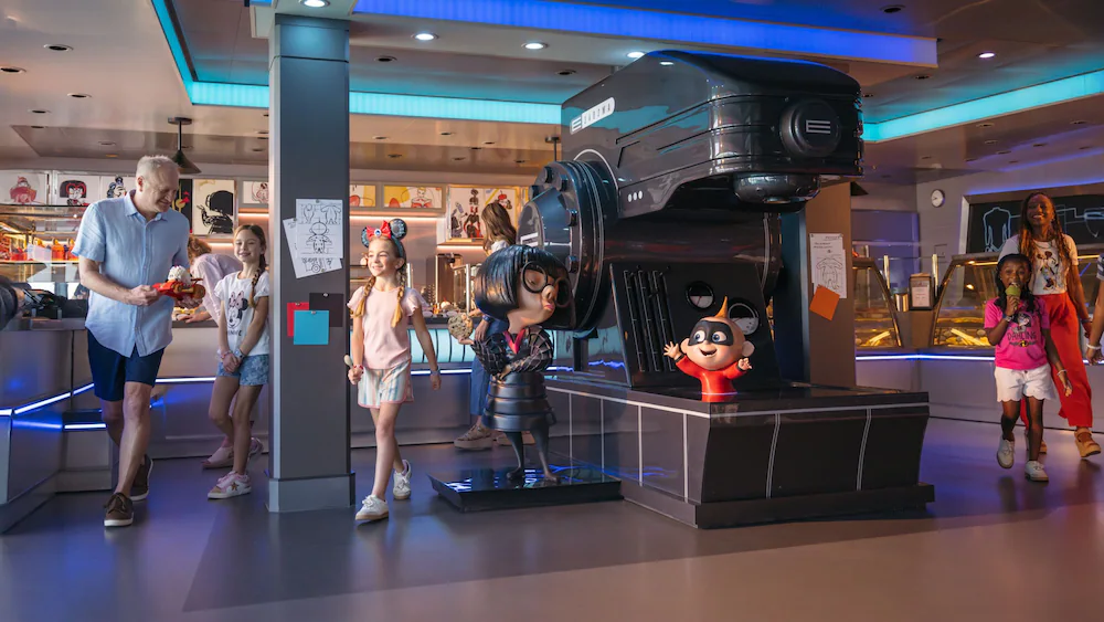 Edna Mode e Jack Jack na decoração da Edna À La Mode Sweets no Disney Destiny