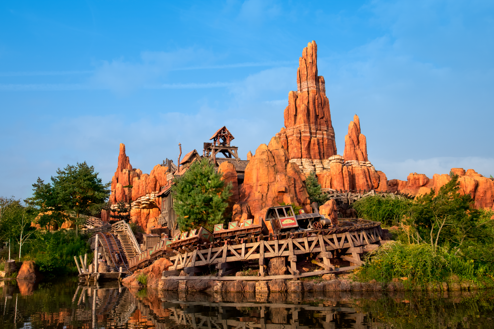 Big Thunder Mountain na Disneyland Paris, montanha-russa inspirada no Velho Oeste e considerada por muitos visitantes a melhor versão desta clássica atração da Disney