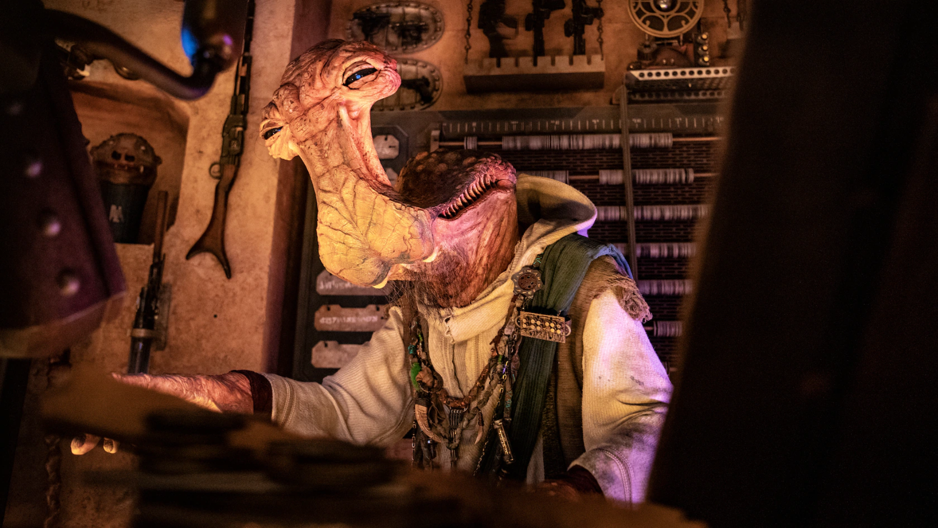 Dok-Ondar na Den of Antiquities em Star Wars: Galaxy’s Edge no Disney’s Hollywood Studios