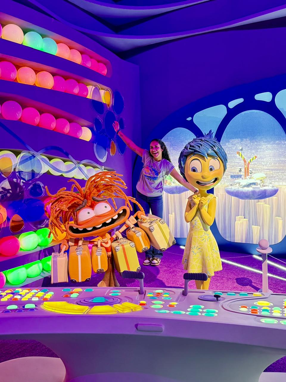 Cenário imersivo de Divertidamente 2 no Mundo Pixar 2026 com personagens Alegria e Ansiedade em ambiente colorido no Rio de Janeiro