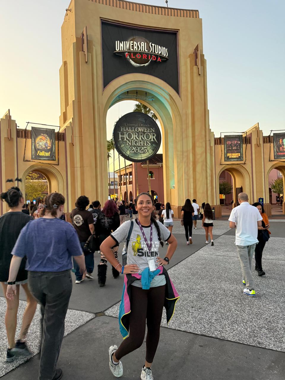 Visitante em frente à entrada do Universal Studios Florida durante o Halloween Horror Nights 2025, em Orlando