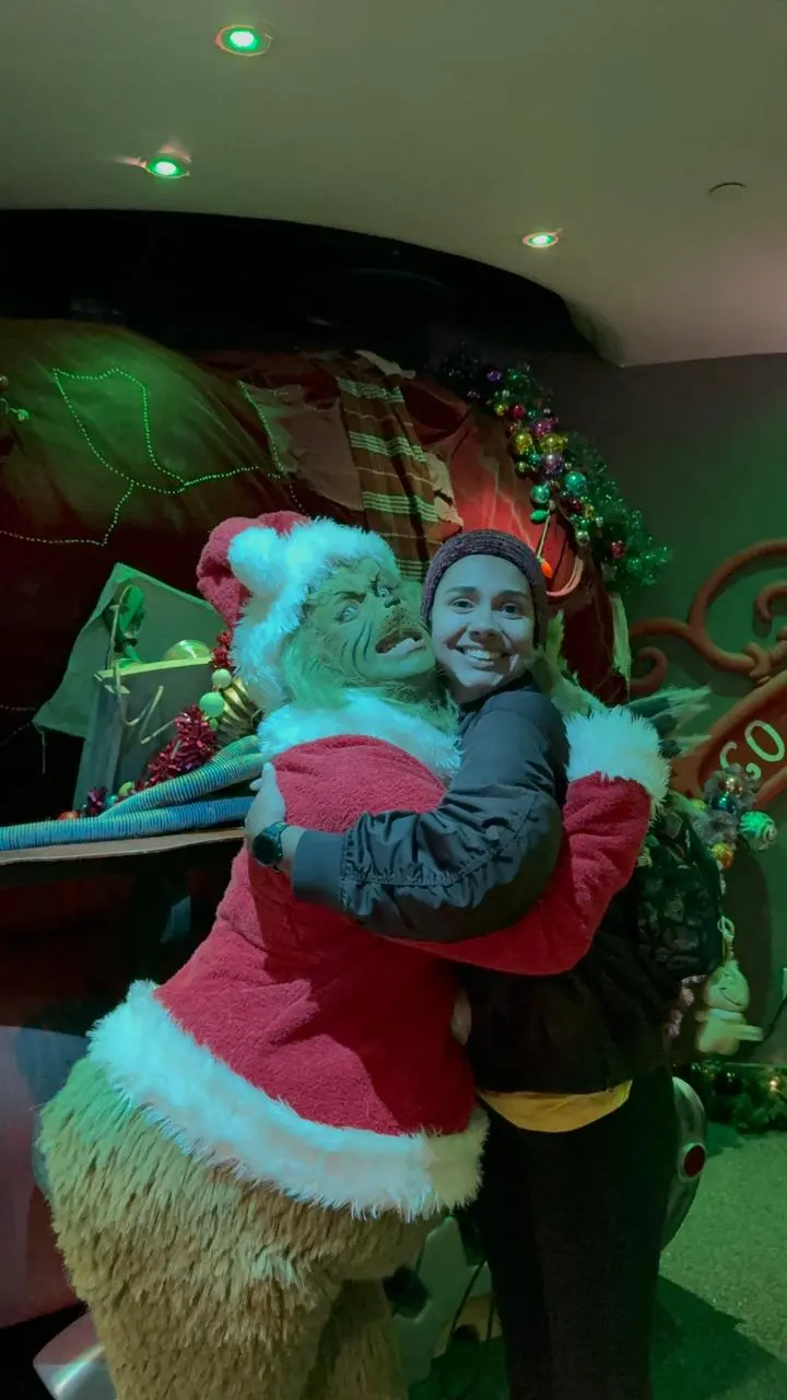 Beatriz, da Talla Turismo, com o Grinch durante o Grinchmas em Seuss Landing no Universal Islands of Adventure