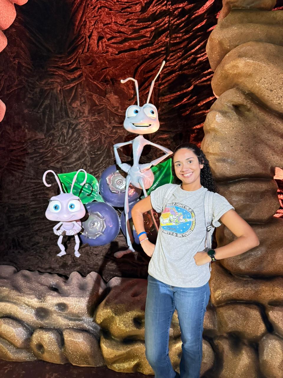 Cenário do filme Vida de Inseto no Mundo Pixar 2026 com formigas em ambiente imersivo em escala gigante no Rio de Janeiro