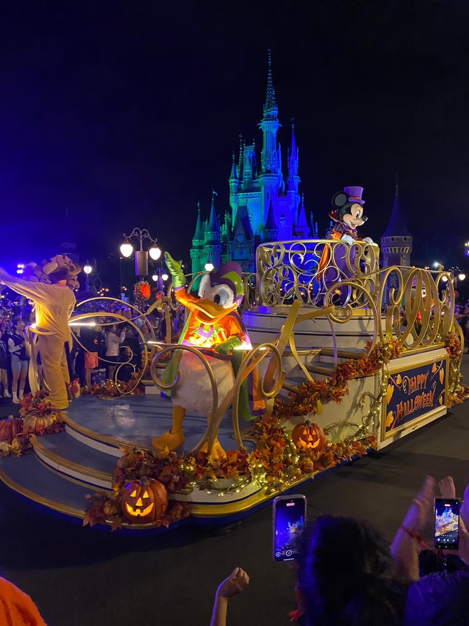 Mickey, Minnie e Pateta durante a Boo-to-You Halloween Parade no Magic Kingdom durante a festa de Halloween da Disney em Orlando.