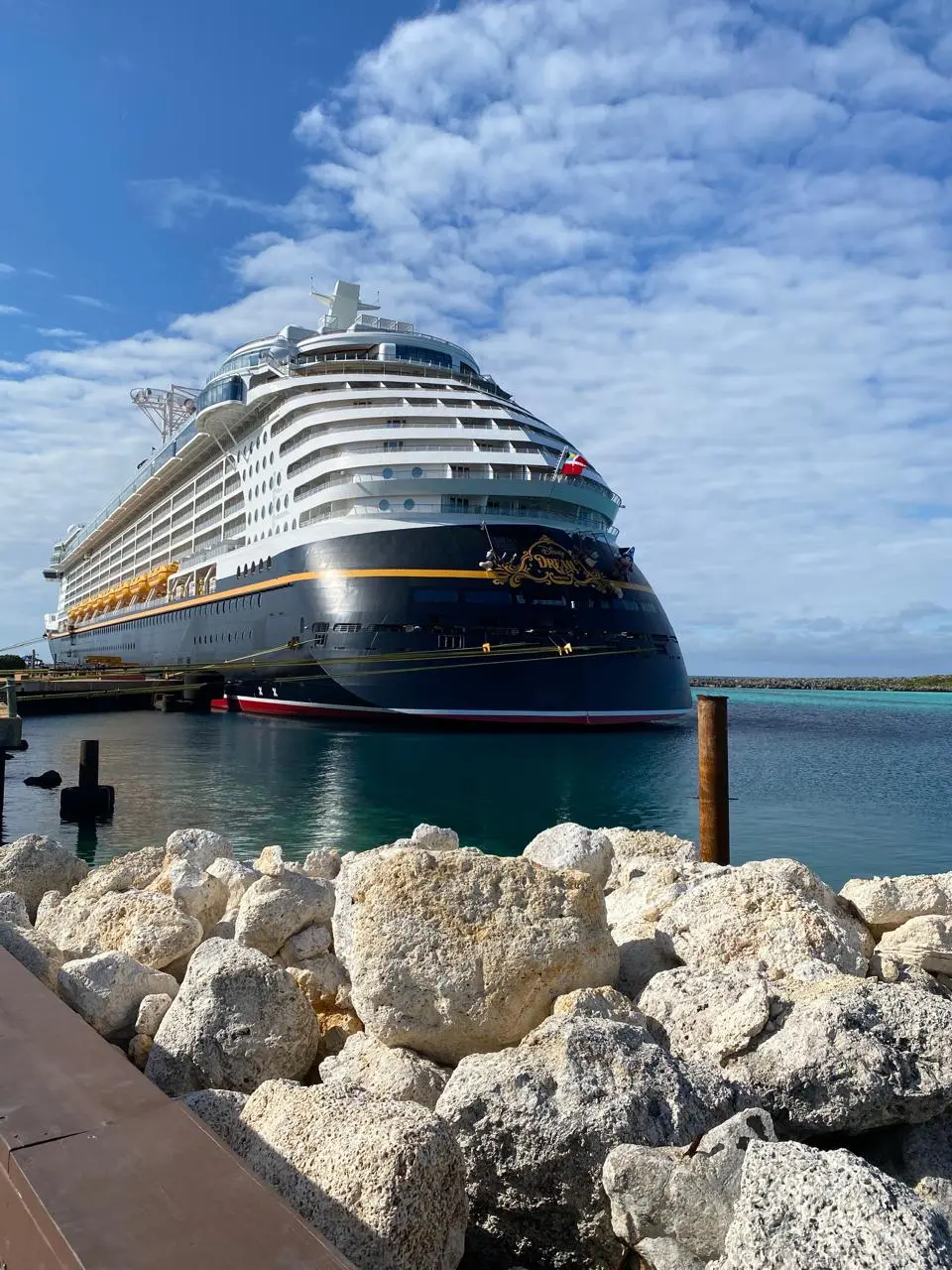 Navio da Disney Cruise Line atracado em destino nas Bahamas em dia de céu azul