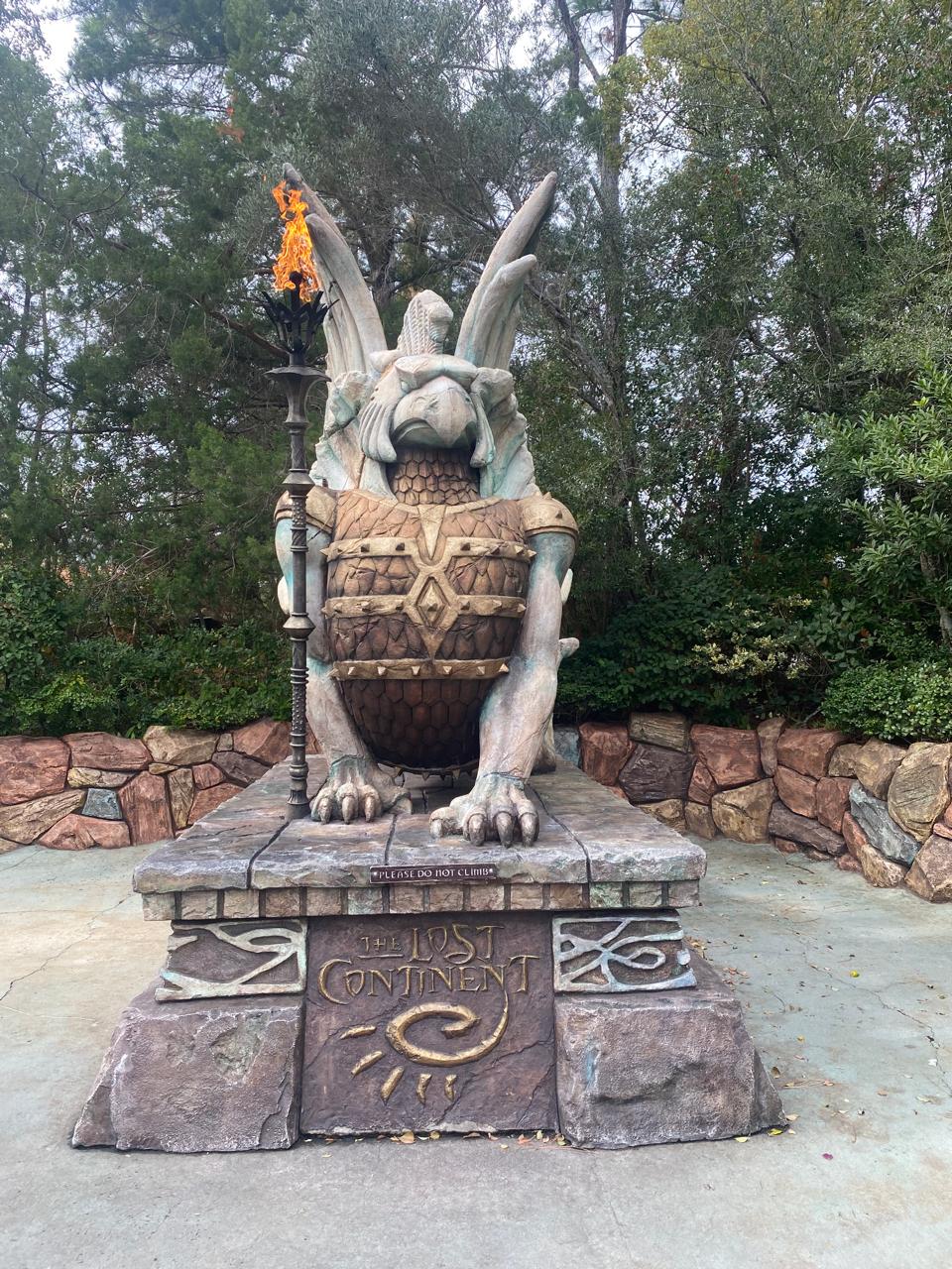 Estátua temática da área Lost Continent no Islands of Adventure da Universal Orlando, uma das regiões clássicas do parque que passará por transformação nos próximos anos.