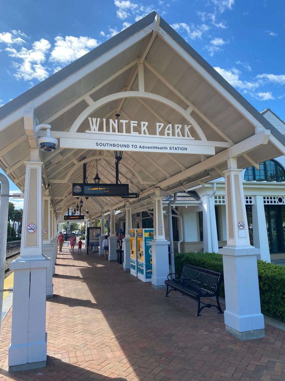 Estação de trem SunRail em Winter Park, uma das formas de visitar o charmoso bairro de Winter Park durante uma viagem a Orlando