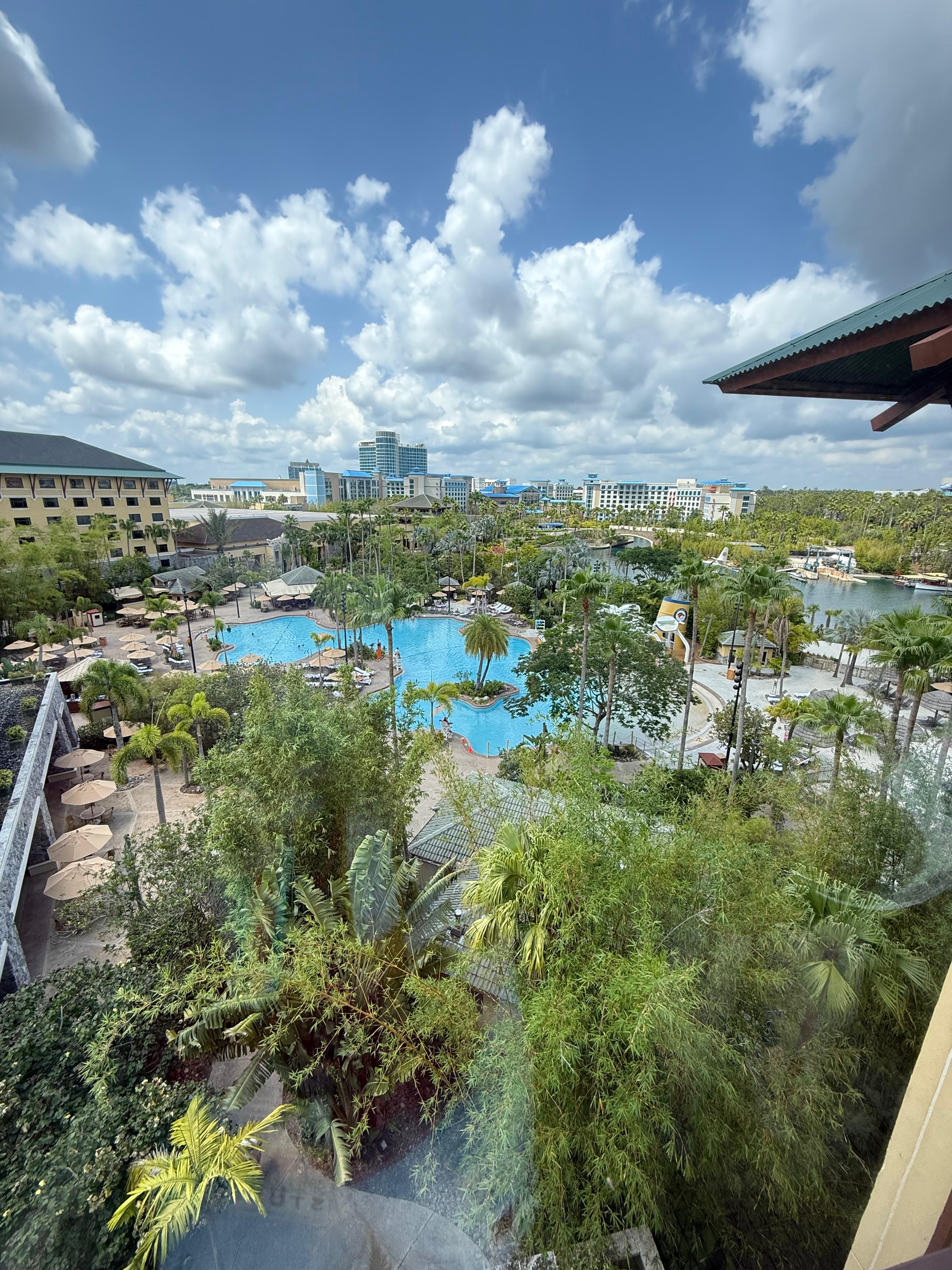 Vista da piscina e área tropical do Loews Royal Pacific Resort no Universal Orlando Resort em Orlando, hotel Premier da Universal com localização estratégica próxima aos parques temáticos.