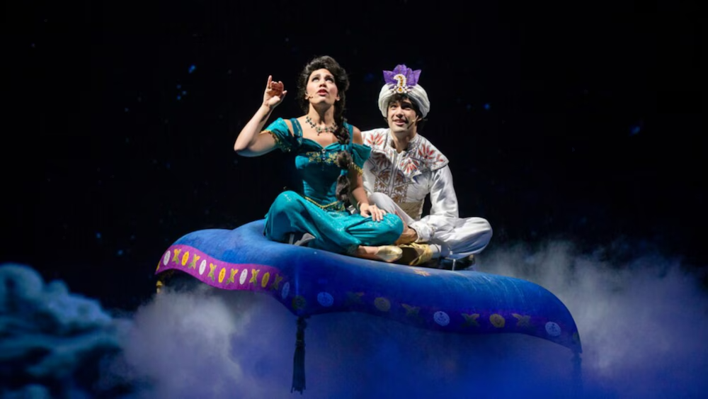 Aladdin e Jasmine no espetáculo Disney’s Aladdin: A Musical Spectacular a bordo do Disney Wish