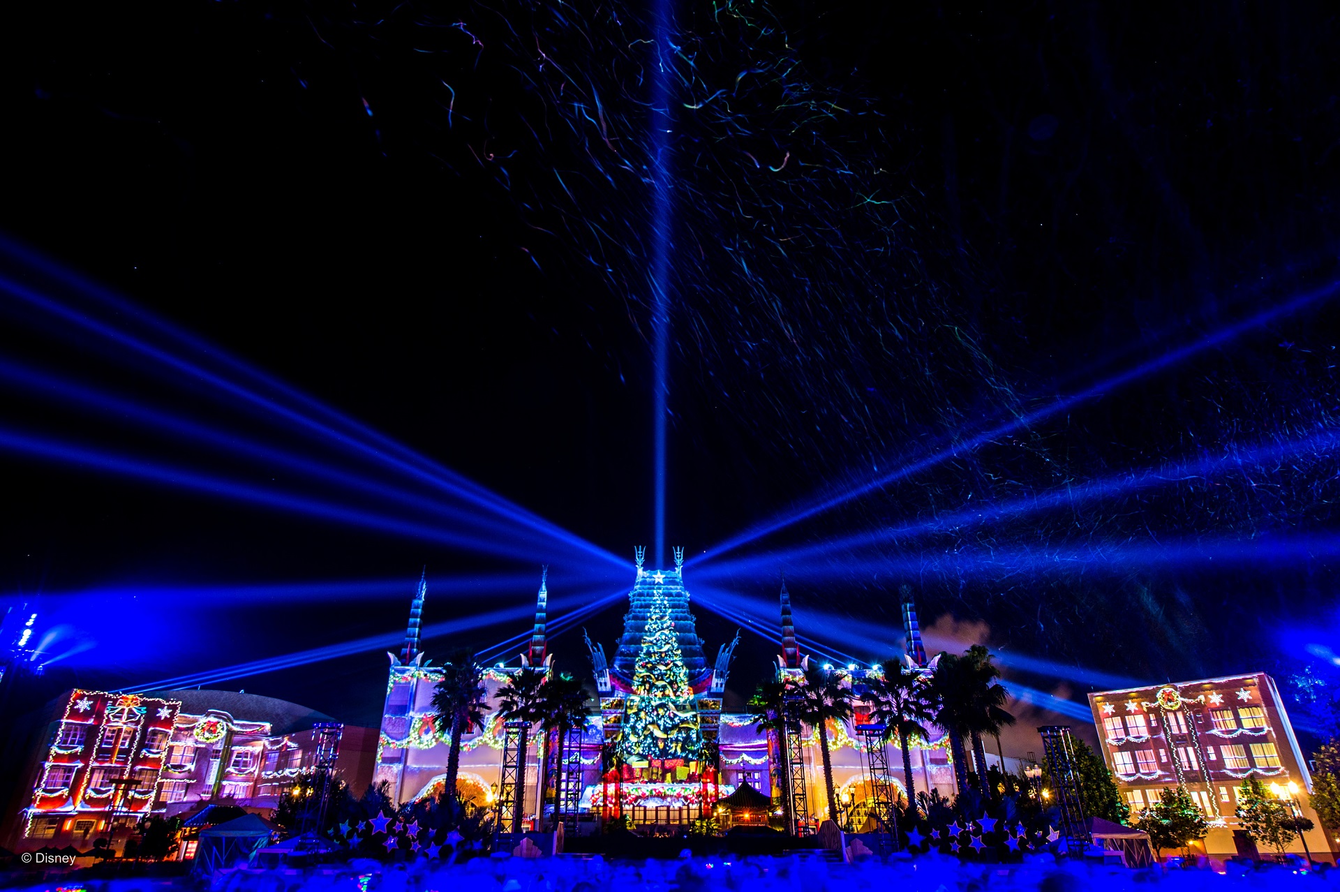 Espetáculo noturno de Natal no Disney's Hollywood Studios com projeções, iluminação especial e decoração natalina durante a temporada de festas no Walt Disney World