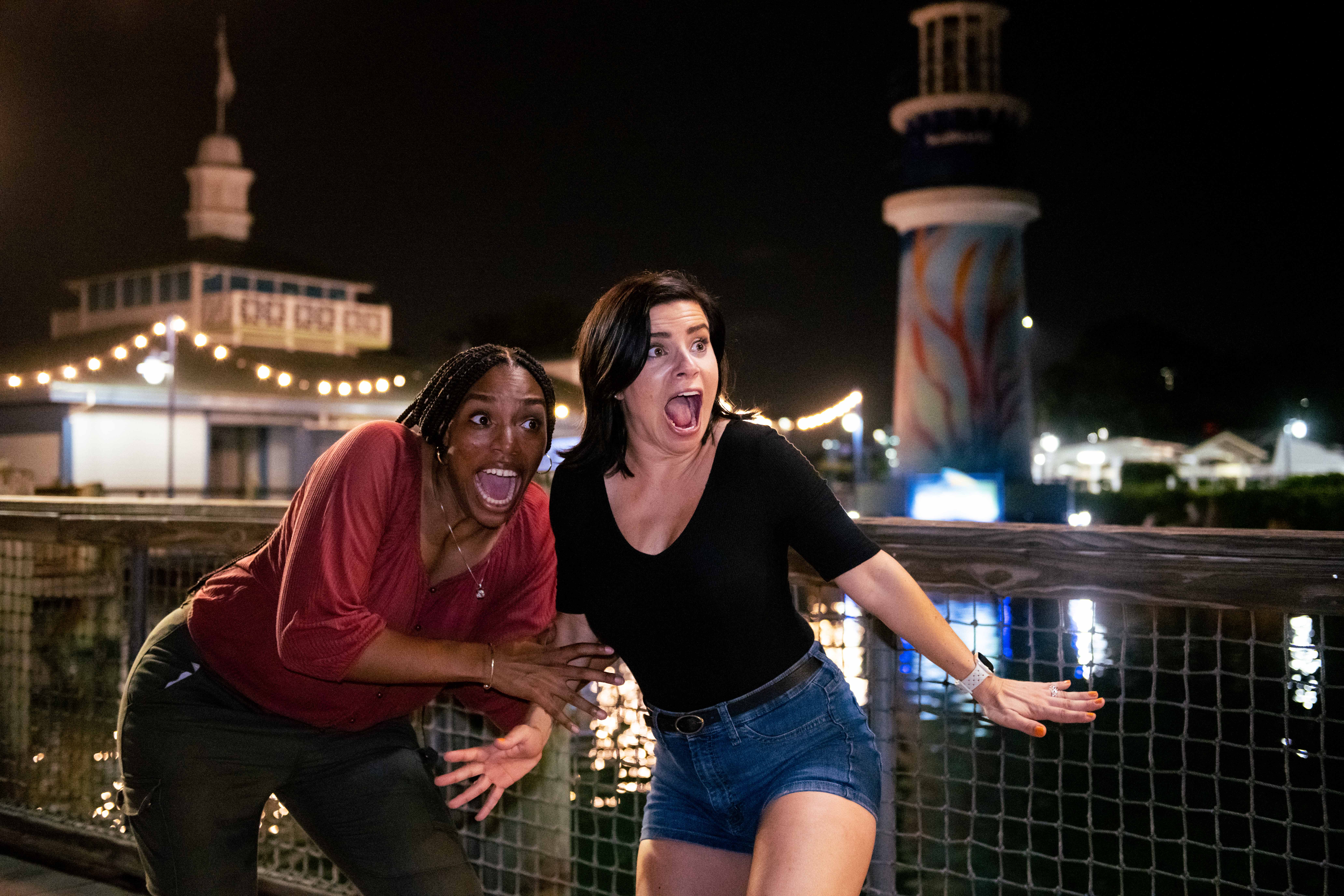 Visitantes assustadas durante o Howl-O-Scream no SeaWorld Orlando, aproveitando a experiência de terror e Halloween em uma noite especial nos parques da Flórida.