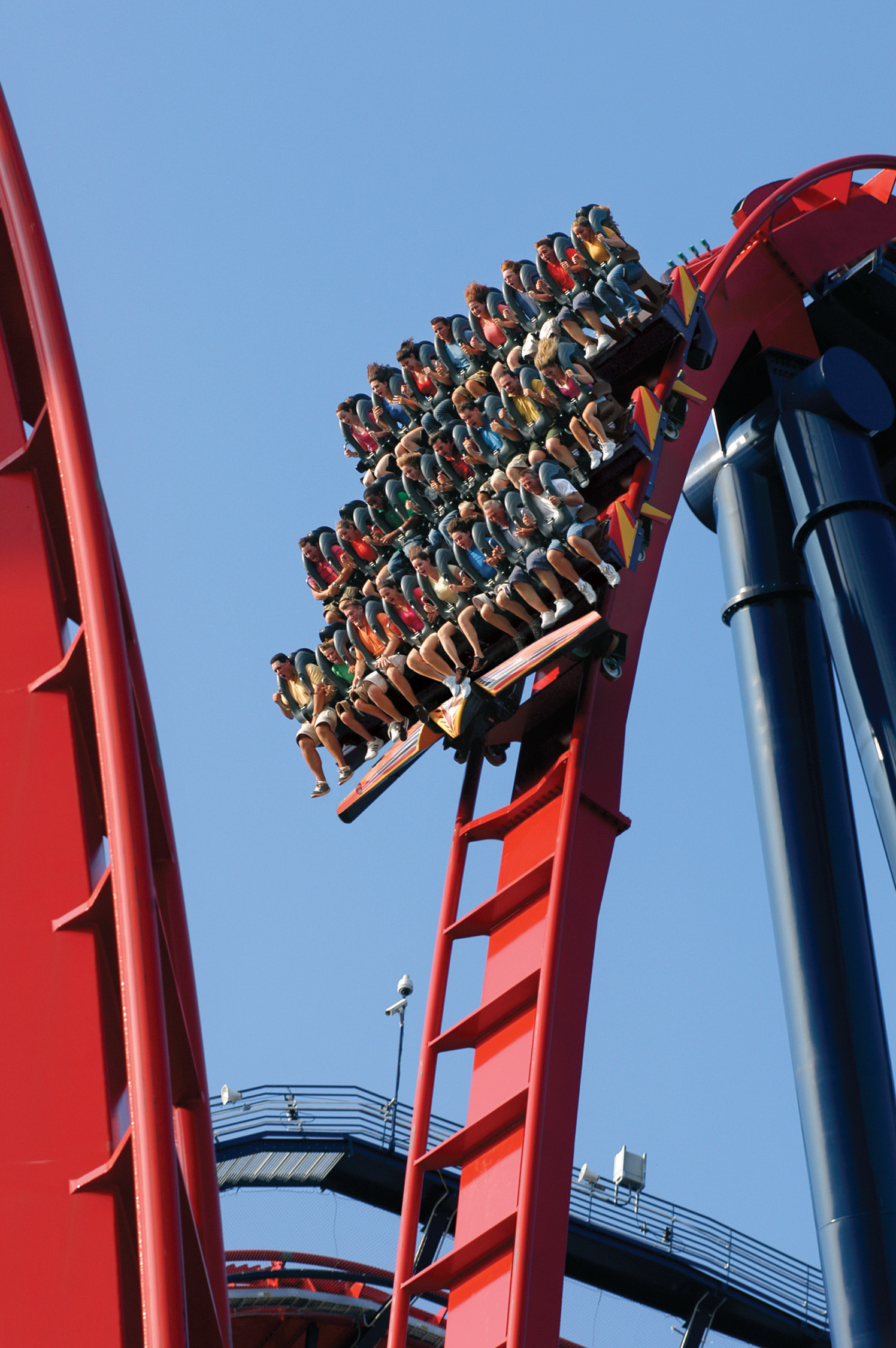 Trem da montanha-russa SheiKra realizando a famosa queda de 90 graus no Busch Gardens Tampa Bay, na Flórida, um dos momentos mais emocionantes da atração
