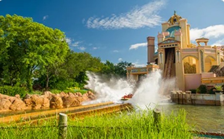 Visitantes na descida da atração Journey to Atlantis no SeaWorld Orlando, uma das montanhas russas aquáticas mais populares do parque.