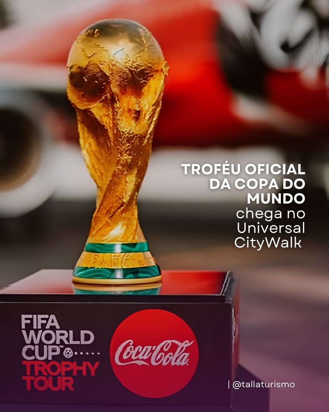 Troféu oficial da Copa do Mundo FIFA 2026 no FIFA World Cup Trophy Tour no Universal CityWalk Orlando durante evento especial em Orlando.