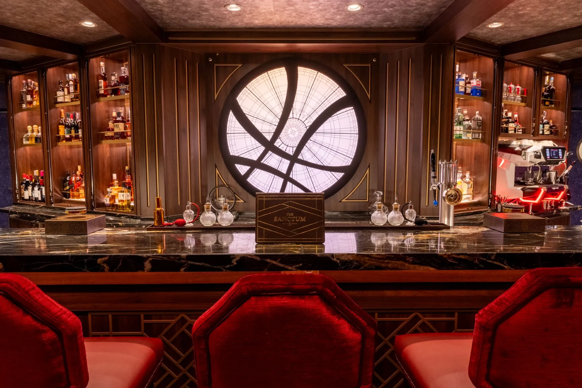 Bar do The Sanctum, lounge inspirado em Doctor Strange no Disney Destiny