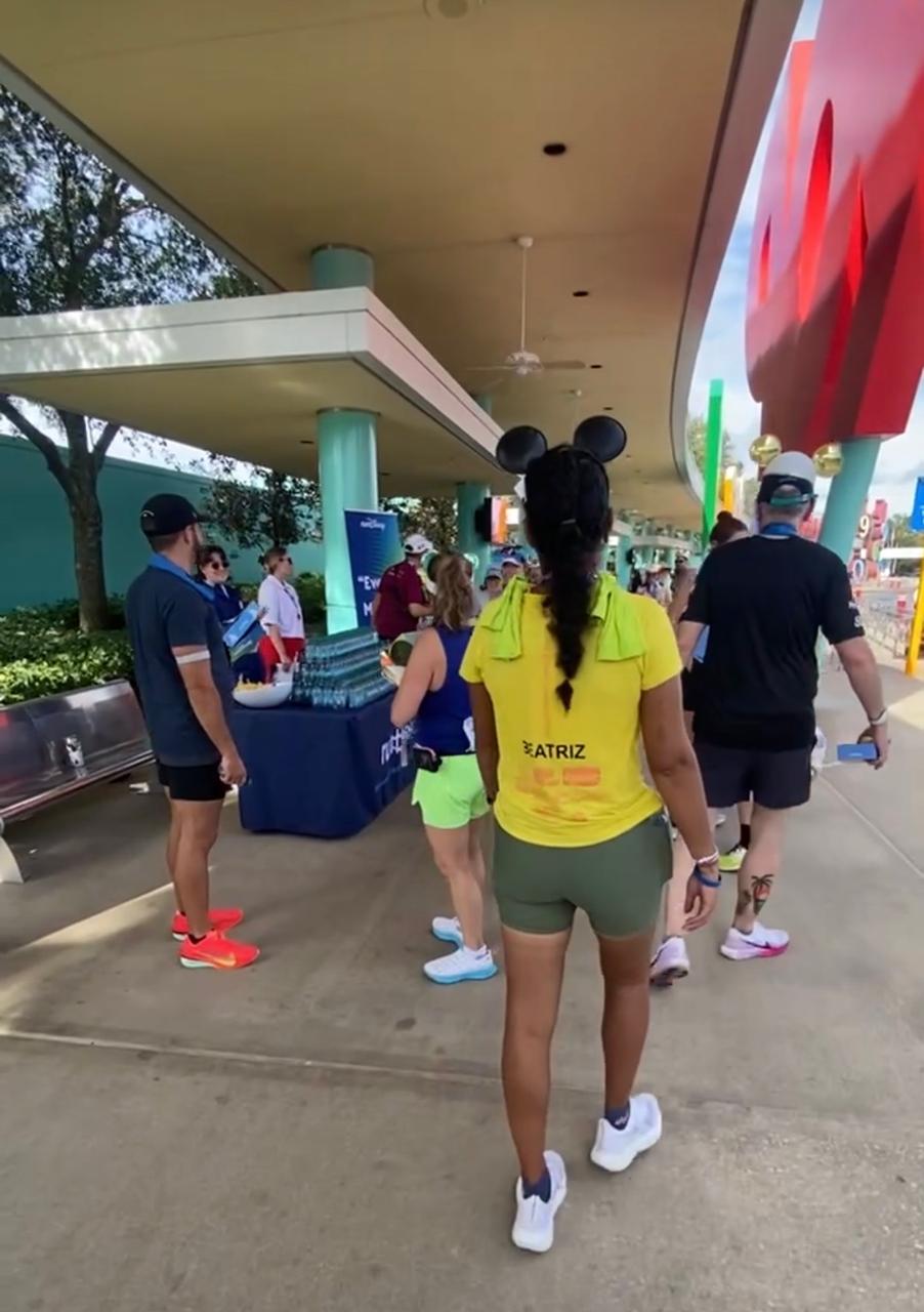 Corredora caminhando pela área do Disney's Pop Century Resort depois de uma prova da runDisney, durante viagem para participar das corridas Disney em Orlando