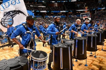 Apresentação de percussionistas durante jogo do Orlando Magic no Kia Center