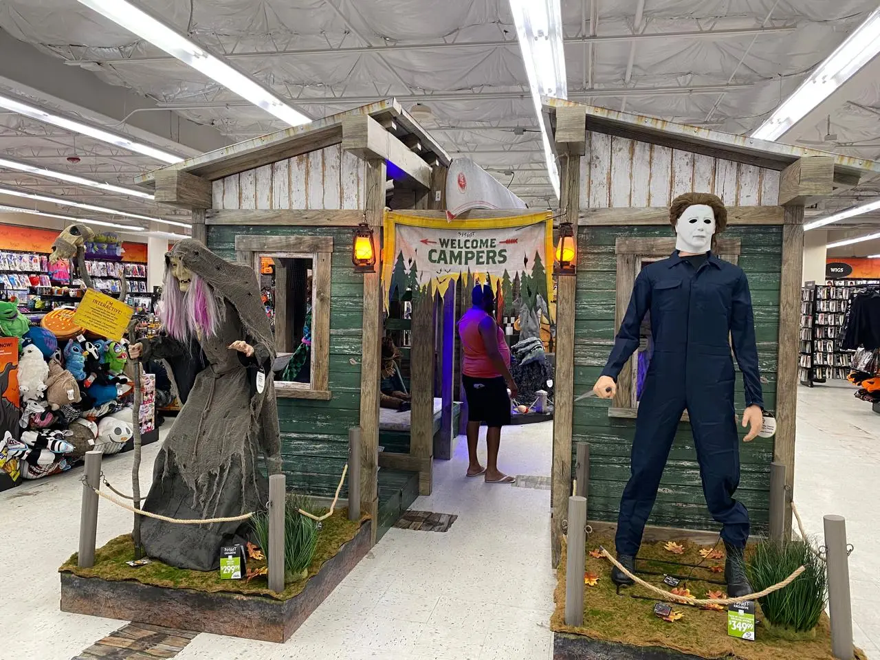 Área temática Welcome Campers da Spirit Halloween com animatrônicos e decoração de Halloween