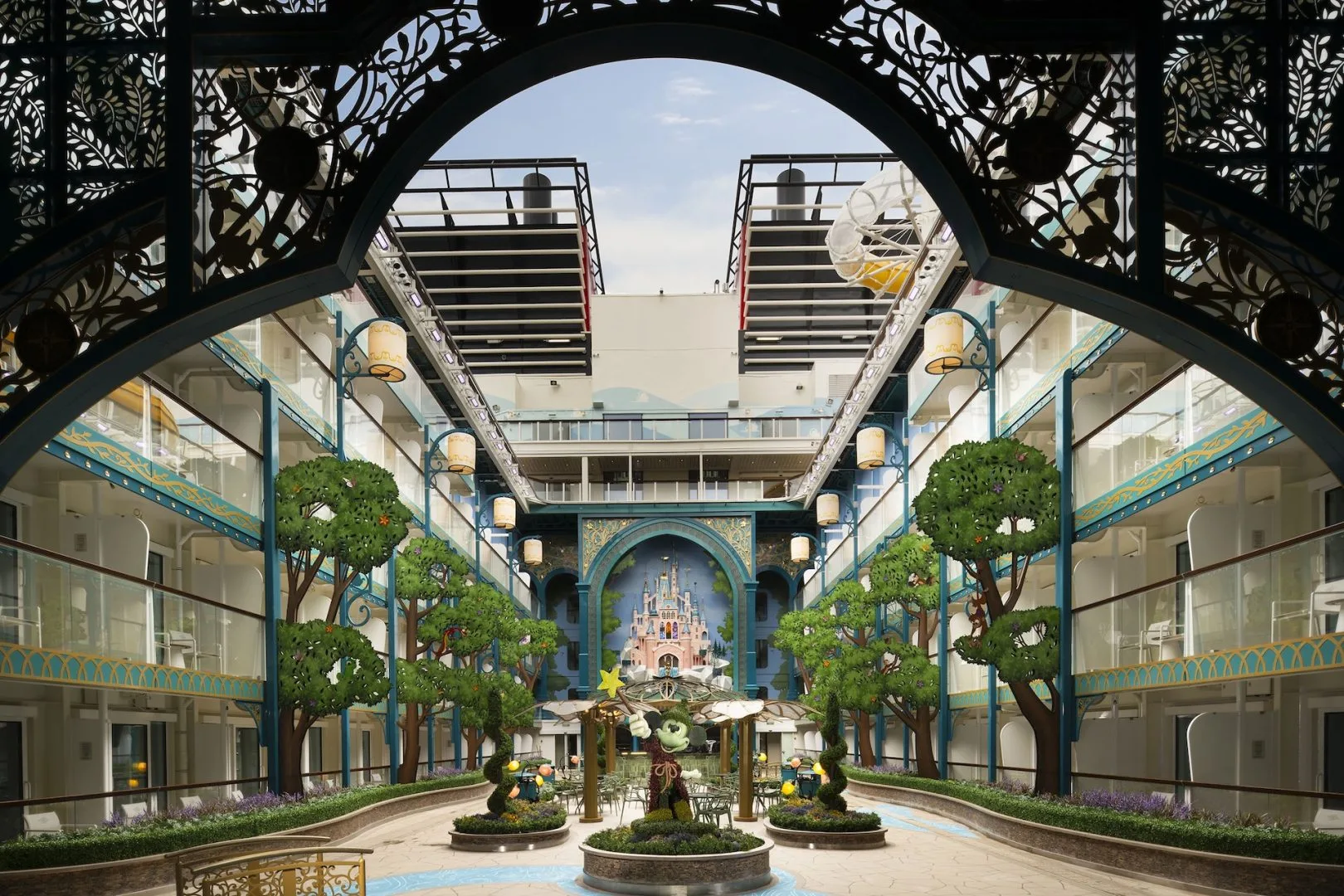 Área externa a bordo do Disney Adventure, navio da Disney Cruise Line que realiza cruzeiros a partir de Singapura