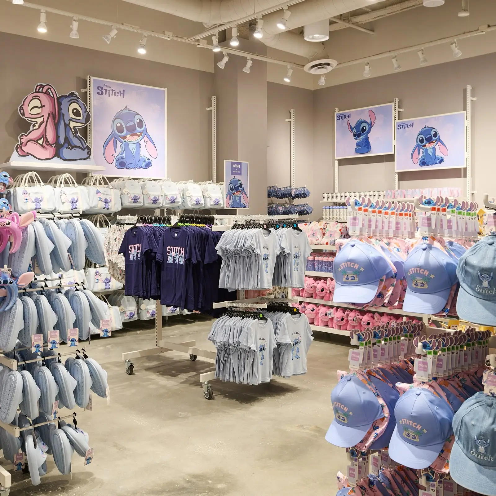 Coleção do Stitch com roupas e acessórios na Primark em Orlando