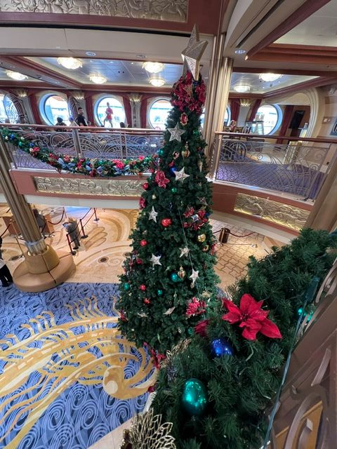 Árvore de Natal e decoração festiva a bordo de um cruzeiro da Disney Cruise Line