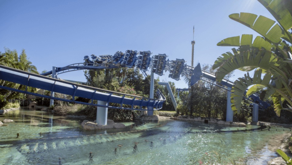 Montanha russa Manta no SeaWorld Orlando, uma das atrações mais populares do parque, durante um dia ensolarado, próxima à área onde acontece a Coca-Cola® FIFA World Cup 2026™ Fan Zone.